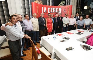 Foto de familia del Jurado de la VI edición de los Premios Taurinos Samueles. En el centro de la imagen el consejero de Educación, Cultura y Deporte de Castilla-La Mancha, Marcial Marín, junto al ganadero Samuel Flores y Manuel Lozano.