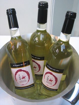Un estudio determinará la influencia del riego sobre la producción y la calidad de los vinos blancos. Imagen de archivo de vinos blancos.