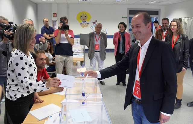 Alberto Rojo votando. 26 M.
