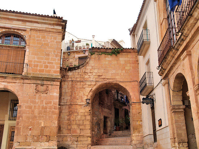 Con entrada por la Plaza Mayor se encuentra el Arco de Zapatería, en la imagen.