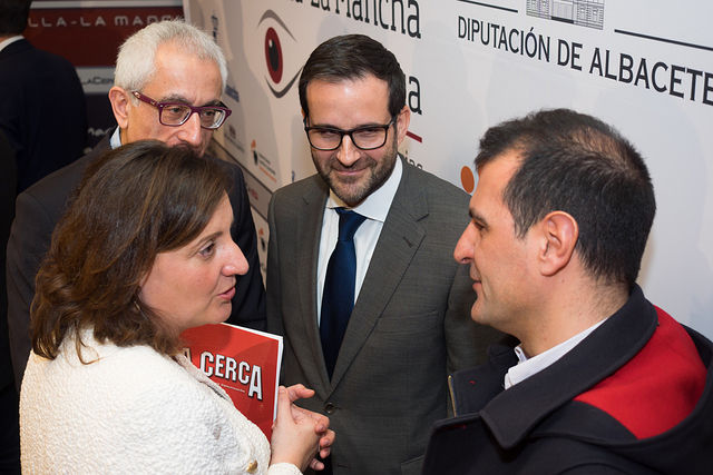 Patricia Franco, consejera de Economía, Empresas y Empleo de la JCCM, junto a Manuel Lozano, director del Grupo Multimedia de Comunicación La Cerca, y los representantes de los patrocinadores del acto: Antonio Hugo Ramírez, subdirector general Banca de Empresas de Castilla-La Mancha Este de Liberbank, y Ángel Tejada, decano de la Facultad de Ciencias Económicas y Empresariales de la UCLM.