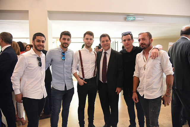 Los integrantes del "El Niño de las Calcetas" junto al presidente de Castilla-La Mancha, Emiliano García-Page
