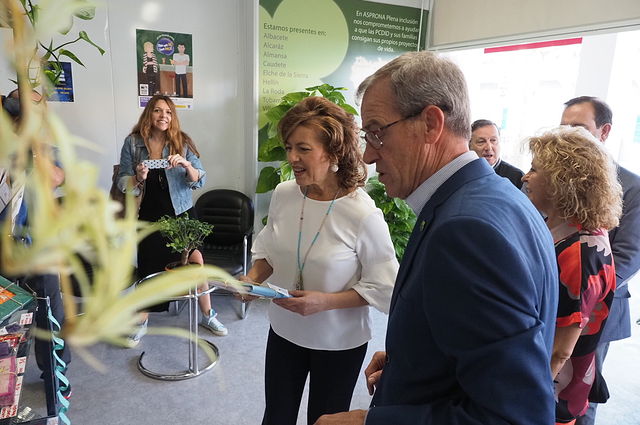 La consejera de Bienestar Social de la JCCM, Aurelia Sánchez, visita el stand de Asprona en el Recinto Ferial de Albacete. Foto: La Cerca - Manuel Lozano Garcia