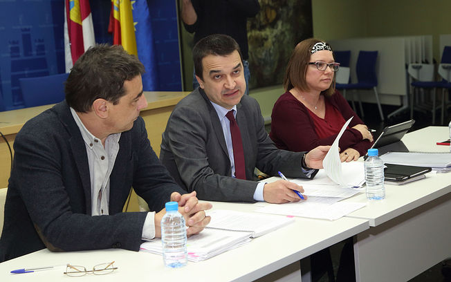 Toledo, 10-01-2017.- El consejero de Agricultura, Medio Ambiente y Desarrollo Rural, Francisco Martínez Arroyo, durante la reunión que ha mantenido con representantes de las organizaciones profesionales agrarias (ASAJA, UPA y COAG), en la Consejería de Agricultura. (Foto: Álvaro Ruiz // JCCM)