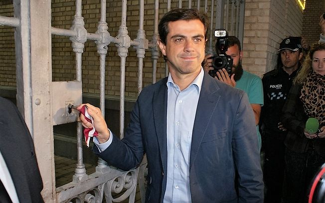 Javier Cuenca, alcalde de Albacete, cerrando Puerta de Hierros de la Feria de Albacete 2016.