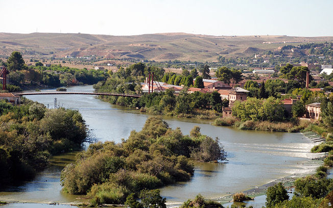 El río Tajo a su paso por el Campus Tecnológico de la Fábrica de Armas de Toledo.