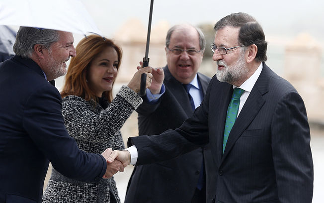 El presidente del Gobierno, Mariano Rajoy, saluda al ministro de Educación, Cultura y Deporte, Iñigo Méndez de Vigo; al presidente de la Comunidad Autonoma de Castilla y León, Juan Vicente Herrera,y a la presidenta de las Cortes de Castilla y Léon, Silvia Clemente, a su llegada a Segovia.