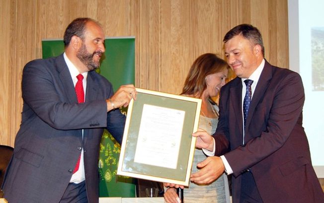 El consejero de Agricultura y Desarrollo Rural, José Luis Martínez Guijarro, recogió hoy en Cuenca el certificado de Gestión Forestal Sostenible obtenido por 23.000 hectáreas de monte de la provincia conquense tras ser auditados por técnicos del PEFC. Un certificado que no dudó en compartir con el director general de Política Forestal, Darío Dolz, como agradecimiento a su trabajo.